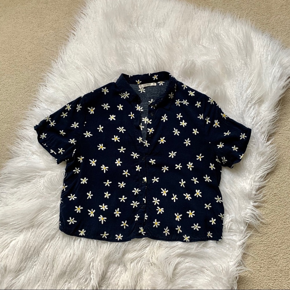Pull&Bear navy blue cropped blouse w/ daisies 🌼